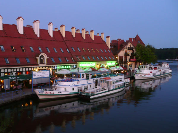 Mikołajki – przystań statków, promenada